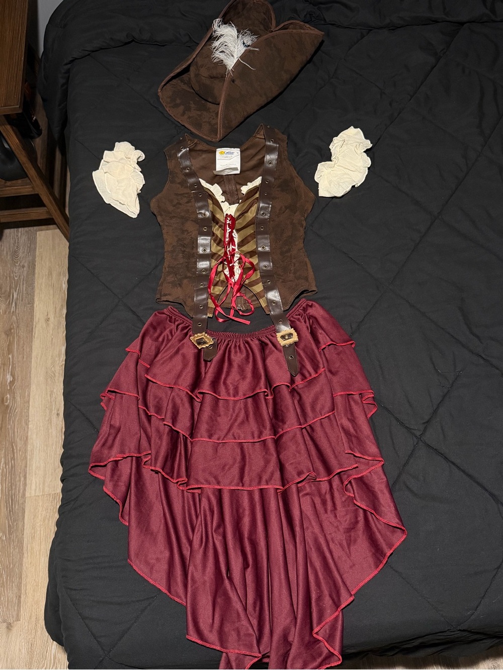 California Costumes Sexy Swashbuckler Pirate Costume Womenโs Pirate Dress & Hat